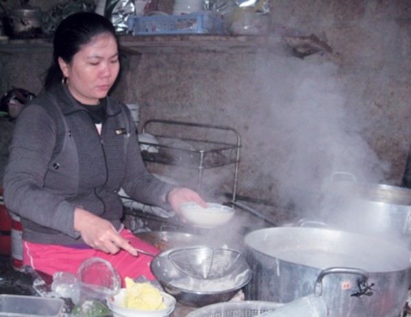 Để làm sợi bánh canh thì bột gạo phải có được độ dẻo dai và vị ngọt tự nhiên. Kế tiếp việc chọn cá lóc cũng đòi hỏi sự đầu tư không kém, cá lóc phải là cá đánh bắt ở đồng, cỡ lớn, thịt săn chắc. Cá khi được hấp vừa chín tới thì lọc kĩ từng phần thịt nạc ra khỏi xương. Đầu và đuôi cá đem giã thành miếng nhỏ bọc vải sách và đem ninh cùng gia vị, việc này giúp nước lèo trở nên thanh ngọt hơn.